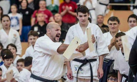 <span style='background:#EDF514'>KARATE</span> traditional - pe calea respectului