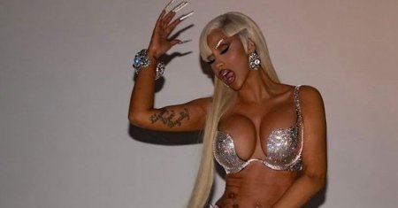 Cardi B, super sexy in noul ei videoclip! A purtat sandale cu 75.000 de <span style='background:#EDF514'>CRISTALE</span> Swarovski