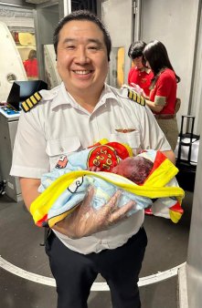Un pilot cu viteza de reactie a ajutat la nasterea unui bebelus in timpul zborului
