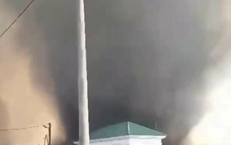 Momentul in care o <span style='background:#EDF514'>TORNADA</span> de foc face ravagii intr-o mica localitate din Rusia | VIDEO