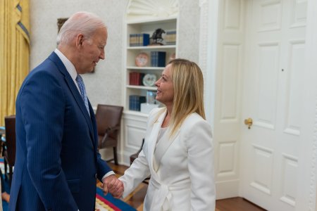 Presedintele Joe Biden, aspru criticat ca a sarutat-o pe Giorgia Meloni pe... par!