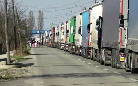 Protestele fermierilor polonezi au efecte pana in Romania. Traficul rutier de la granita de nord, grav afectat