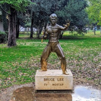 <span style='background:#EDF514'>STATUIA</span> lui Bruce Lee a disparut dintr-un parc din Mostar, Bosnia-Hertegovina