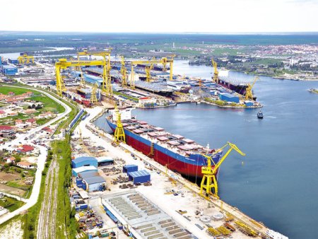 <span style='background:#EDF514'>OLANDEZI</span>i de la Damen investesc 23 mil. euro la Galati in hala de asamblat nave