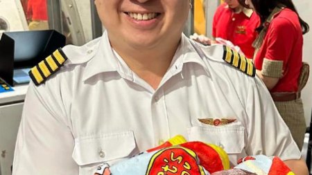 Sky Baby: Un pilot a ajutat la <span style='background:#EDF514'>NASTEREA</span> unui bebelus in timpul zborului