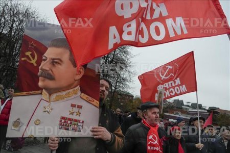 <span style='background:#EDF514'>COMUNISTII</span> din Rusia cer anchetarea unei posibile implicari ale Occidentului in moartea lui Stalin