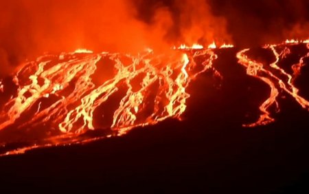 Eruptia unui vulcan din insulele Galapagos, un spectacol nocturn magnific