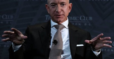 Elon Musk nu mai este cel mai bogat din lume. Jeff Bezos l-a depasit pentru prima data in trei ani