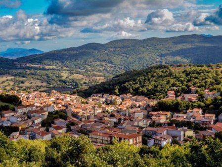 Un oras din Sardinia le permite nomazilor digitali sa <span style='background:#EDF514'>INCHIRIEZ</span>e o casa pentru 1 euro