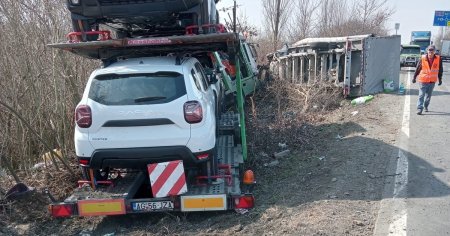 Un tir care transporta masini noi implicat intr-un accident, in Timis. Doua persoane au ajuns la spital