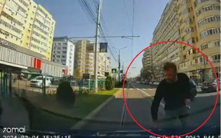Da-te in spate, mama. O femeie cu doi copii mici in masina a fost atacata cu un cutit, in Ploiesti | VIDEO