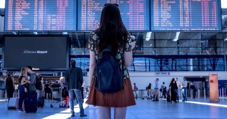 Companiile aeriene genereaza tot mai multi bani din optiunile platite in aeroport