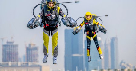 Prima cursa in stil Iron Man! Piloti imbracati in costume dotate cu motoare cu reactie s-au intrecut in Dubai