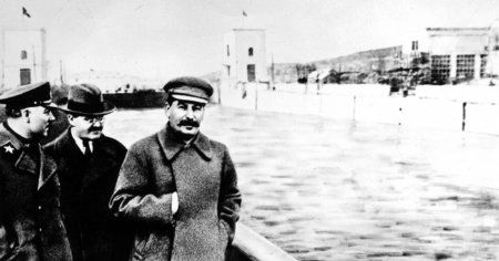 Sfarsitul lui Stalin, dictatorul care s-a nascut in ziua in care veneau pe lume pruncii raului. Si-a lasat fiul cel mare sa moara in lagarele naziste, iar sotia s-a <span style='background:#EDF514'>SINUCIS</span>