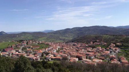 Un oras de pe insula Sardinia le permite strainilor sa <span style='background:#EDF514'>INCHIRIEZ</span>e o casa cu 1 euro pe luna. Conditiile pe care trebuie sa le indeplineasca