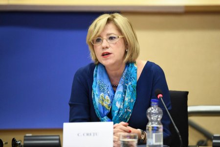 <span style='background:#EDF514'>CORINA CRETU</span> si-a anuntat demisia din Pro Romania. Colaborarea cu AUR este o decizie gresita