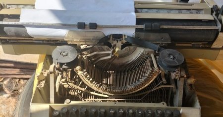 Politistii din Buzau s-au intors la masinile de scris. Reactia sefului IPJ: Masina nu este reala