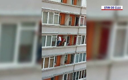 Secene din filmele cu Spiderman. Un barbat a fost <span style='background:#EDF514'>FILMAT IN TIMP</span> ce sarea de la un balcon la altul, in Cluj