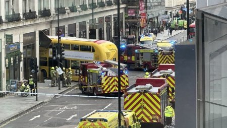Un autobuz a intrat prin geamul unei cladiri, in centrul Londrei: 