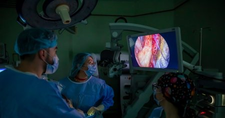 Premiera in Romania: operatie pe creier prin pleoapa. Pacientul a scapat de crizele de epilepsie avute din copilarie