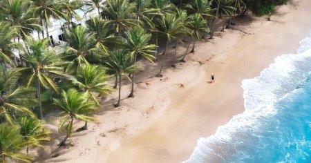 Plaja desemnata drept cea mai frumoasa din lume, in pofida <span style='background:#EDF514'>PERICOLE</span>lor care pandesc la tot pasul VIDEO