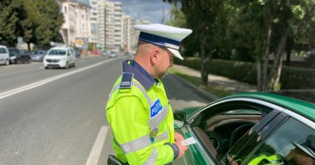 Smecheria <span style='background:#EDF514'>ABSURD</span>a a unui adolescent din Suceava. Oprit in trafic de politisti, s-a mutat pe scaunul din dreapta desi era singur in masina