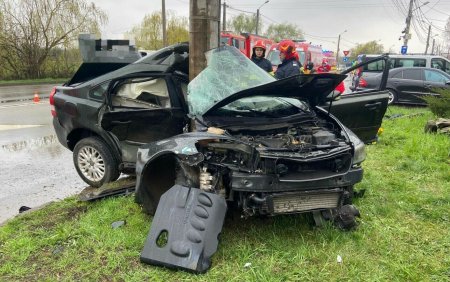 Accident in Satu Mare. Un barbat a murit dupa ce a intrat cu masina intr-un <span style='background:#EDF514'>STALP</span>. FOTO