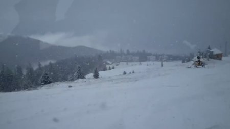 Ninge ca-n povesti la munte! Stratul de zapada are deja cativa centimetri