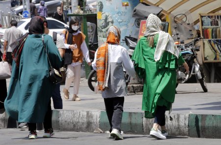 Femeile din Iran care sfideaza legile privind portul obligatoriu al valului islamic, terorizate de autoritati. Cum sunt pedepsite
