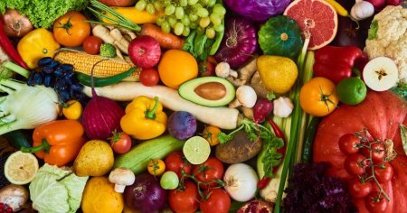 Cele mai bune fructe si legume pentru a slabi. Organismul tau ar putea arde mai multe <span style='background:#EDF514'>CALORII</span> digerand