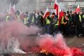 Fermierii polonezi au ars cauciucuri in fata biroului premierului, intr-o noua runda de proteste