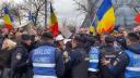 Incidente la Romexpo in timpul Congresului PPE: Protestatarii AUR au incercat sa forteze <span style='background:#EDF514'>CORDON</span>ul de jandarmi