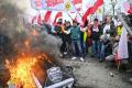 Proteste violente la Varsovia ale agricultorilor polonezi. Manifestantii au incendiat un <span style='background:#EDF514'>SICRIU</span>, in fata sediului guvernului condus de Tusk | VIDEO