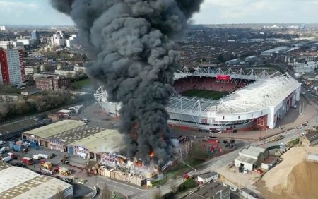 Meci de fotbal din Anglia amanat, dupa ce un incendiu urias a izbucnit langa un stadion din Southampton | VIDEO