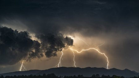 Cod galben de ploi si vijelii in mai multe judete din tara. Este anuntat pericol de inundatii