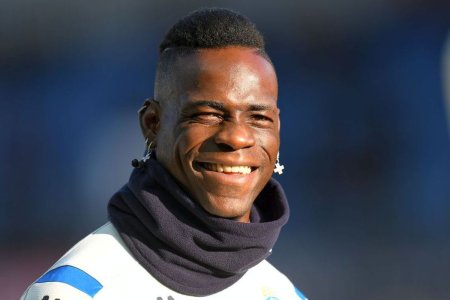 Balotelli a comis-o din nou! Italianul a dat foc ghetelor unui coleg dupa ce a aruncat cu <span style='background:#EDF514'>PETARDE</span> in vestiar