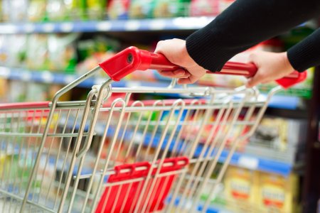 Articolele la <span style='background:#EDF514'>PROMOTIE</span> au ajuns in ultimele luni ale lui 2023 sa contribuie cu 28% la totalul vanzarilor din hipermarketuri si supermarketuri, un maxim al ultimilor cinci ani