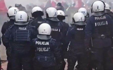 Zeci de mii de fermieri polonezi au avertizat ca vor paraliza tara, dupa ciocniri violente cu politia in fata Parlamentului