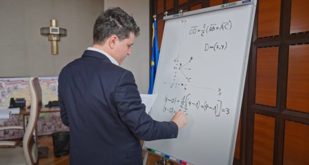 Primul primar care arata in direct ca este in stare sa ia Bacul: Primarul Capitalei, Nicusor Dan, a rezolvat live subiectele primite de elevii de clasa a XII-a <span style='background:#EDF514'>LA MATEMATICA</span> la simularea de Bacalaureat