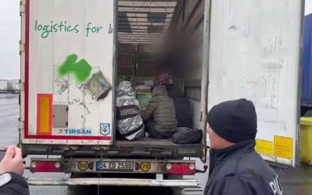 Mai multi migranti din <span style='background:#EDF514'>PAKISTAN</span>, Afganistan si Siria au fost prinsi in aceasta dimineata intr-un camion in vama Nadlac