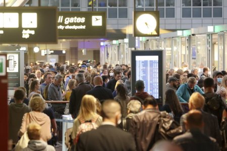 Un aeroport din SUA testeaza un sistem de auto-screening pentru pasageri si <span style='background:#EDF514'>BAGAJE</span>