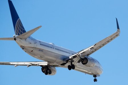 Un avion cu 167 de pasageri la bord a aterizat fortat in SUA dupa ce un motor i-a luat foc. 