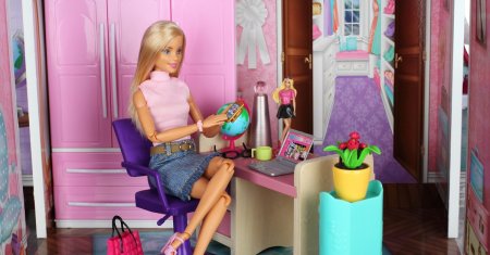 Papusa Barbie a implinit 65 de ani! Cum a aniversat compania <span style='background:#EDF514'>MATT</span>el