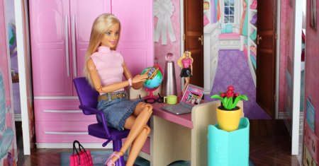 Papusa <span style='background:#EDF514'>BARBIE</span> a implinit 65 de ani! Cum a aniversat compania Mattel