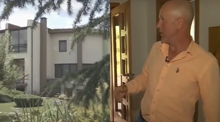 Imagini cu casa in care locuieste Mugur Mihaescu cu sotia. Estimata la 800.000 de euro, vila are gazon pe acoperis