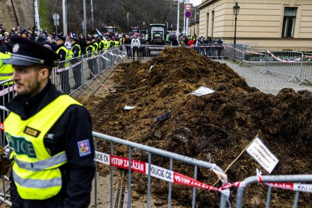 Fermierii cehi au impastiat balegar in fata cladirilor guvernamentale din Praga si au blocat strazile cu tractoarele, in cadrul unor noi proteste | VIDEO