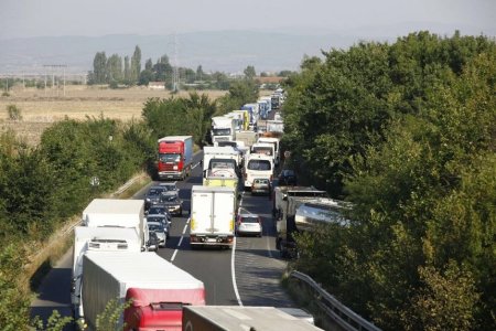 Transportatorii cer autoritatilor o datã fermã pentru intrarea Romaniei in Schengen cu frontierele terestre. Pierderile financiare cauzate de ne<span style='background:#EDF514'>ADERAREA LA SCHENGEN</span> reprezintã una dintre problemele severe cu care se confruntã in acest moment operatorii de transport din Romania