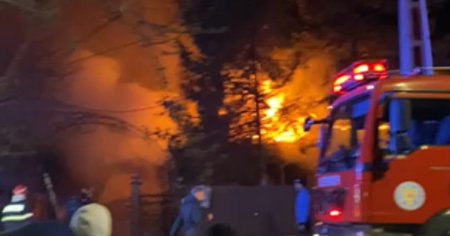 Incendiu violent soldat cu <span style='background:#EDF514'>DOI MORTI</span>, in localitatea buzoiana Stalpu VIDEO