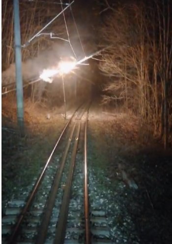 CFR: Circulatie feroviara oprita temporar intre statiile <span style='background:#EDF514'>LUNCA</span> Bradului si Rastolita, pentru indepartarea unui copac cazut pe firul de contact / Doua trenuri oprite in zona – VIDEO