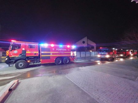 Incendiu puternic in Sectorul 4. Ard materiale lemnoase dintr-un atelier de productie